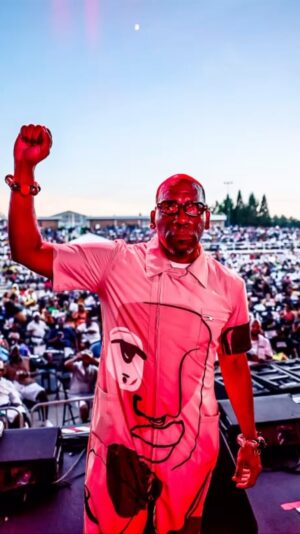 Jamal Bryant Instagram - Grateful to open 25th anniversary of @funkfestconcert . The homies @bigboi @erykahbadu tore the roof off! We brought voter registration to 5k! Tonight we locked down to come ro 5 swing states  before the election. #charlotte and #detroit we coming next! Drop your deets jamalbryant.org so you can get the tour dates first on Thursday!