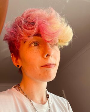 Jamie Hensley-Davies Instagram - ~anyone else get breakouts ‘cus of summer sweats?~
[tho, this lamp continues to make me look good…somehow☀️👀☀️]