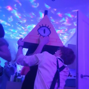 Jamie Hensley-Davies Instagram - I’ve been busy recording a few videos ready for my return to You Tube… one of which includes building this Bill headpiece along with some other gravity falls themed decor :D
Well pleased with how it turned out!!

#gravityfalls #billcypher #billcyphercosplay #gravityfallscosplay #jamievsthevoid