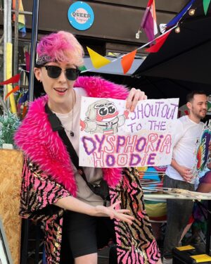 Jamie Hensley-Davies Instagram - ~Cardiff was v. gay today~
// also Sprig says trans rights, pass it on //
🏳️‍🌈>:D🏳️‍⚧️

#cardiffpride #pride #queeremporium #todaysvibewas #spicysoftboy
