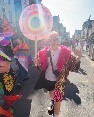 Jamie Hensley-Davies Instagram - ~Cardiff was v. gay today~
// also Sprig says trans rights, pass it on //
🏳️‍🌈>:D🏳️‍⚧️

#cardiffpride #pride #queeremporium #todaysvibewas #spicysoftboy