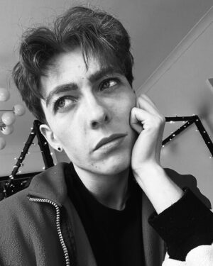 Jamie Hensley-Davies Instagram - yeehaw i took a dramatic photo of myself unironically :}

#givelessofafuck #ohandbesilly #jamiestoptips

#transmasc #transjoy
