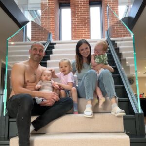 Jamie Jewitt Instagram - Family photos by Nell 💕. At the weekend, Nell kept asking to put my phone in a shoe and put the clock on the camera! Took me a little while to realise this is how we took a group photo when we had family staying recently. So I gave her my phone and here’s what she got. I absolutely love them! Between cooking and photography, she’s a woman of many talents 🥰
