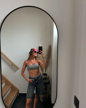 Jamie-Lee Six Instagram - the mirror pics 🌻