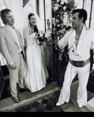 Jamie Oliver Instagram - Happy 24 th wedding anniversary @joolsoliver 24 years !!! Love you - Las vagus baby !! @gracelandweddingchapellv big love really good fun 🙏🏼 jamie xxx