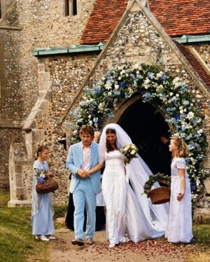 Jamie Oliver Instagram - Happy 24 th wedding anniversary @joolsoliver 24 years !!! Love you - Las vagus baby !! @gracelandweddingchapellv big love really good fun 🙏🏼 jamie xxx