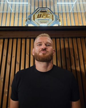 Jan Błachowicz Instagram - Niedawno rozpoczynając współpracę z @goldsaver.pl podzieliłem się tutaj tym, że od lat inwestuję w złoto. Dziś z ciekawości sprawdziłem, że kiedy zdobywałem ten pas 27 września 2020 roku, uncja złota kosztowała 7300zł, teraz to 9600zł. Po 4 latach i moje złoto, i ten pas (te złote 3 litery…) jest wart o 30% więcej. Nie obrażę się, jak za 4 lata będzie kolejne 30% w górę 😉

Jeśli myślicie o kupowaniu złota "po kawałku", przy rejestracji w sklepie goldsaver.pl z kodem JB13 otrzymacie 100zł bonusu.

Zadbaj o swoją przyszłość ✌🏻

#StaćCięNaZłoto #StacCieNaZloto #GoldSaver

#współpracareklamowa