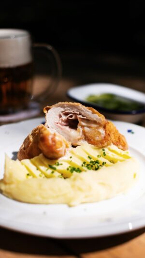 Jan Punčochář Instagram - Vepřové Cordon bleu, bramborová kaše a salát z presované okurky. Není potřeba víc. 

#umatejerestaurant #janpuncochar #masterchefcesko #masterchef #kamnajidlo #prazskerestaurace #food #ceskakuchyne #jidlojelaska🫰