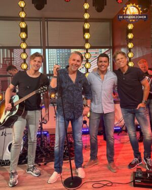 Jan Smit Instagram - Nu bij De Oranjezomer: Jan Smit en de 3JS met (Die Man Is) Verliefd! 🔥🔥
#deoranjezomer #vandaaginside