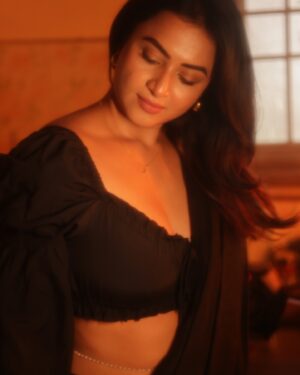 Janani Ashok Kumar Instagram - Let’s get it over with. ✨💫🪐🙏🏼
📸: @gk_.photography._