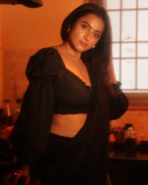 Janani Ashok Kumar Instagram - Let’s get it over with. ✨💫🪐🙏🏼
📸: @gk_.photography._