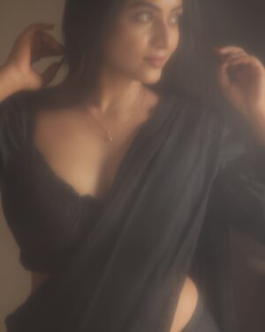Janani Ashok Kumar Instagram - This whole song is amazing but this interlude hits differently & it has my heart 🫠🖤
-
✨💫🪐
-
📸: @gk_.photography._