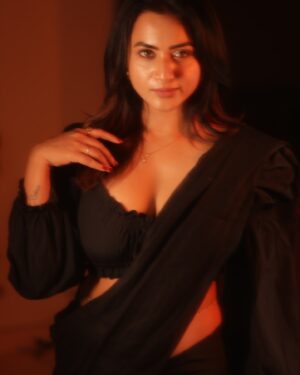 Janani Ashok Kumar Instagram - This whole song is amazing but this interlude hits differently & it has my heart 🫠🖤
-
✨💫🪐
-
📸: @gk_.photography._