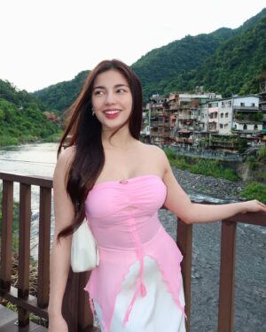 Jane De Leon Instagram - Glowtivation of the day: Believe In Your Glow! 💖

You are beautiful! Kaya don’t be harsh on yourself. Be gentle and love yourself para lumabas ang natural glow mo! Parang skincare lang yan, pag masyadong harsh at pilit, walang glow up. That’s why for me, I let my glow come out naturally with @foreverglowphilippines!

#ForeverGlow #GlowLangNangGlowNaturally