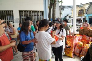 Jane De Leon Instagram - So happy that we were able to share a little something for the victims of Typhoon Carina in Malanday, Marikina. Masaya kaming nakatulong sa mga naapektuhan ng bagyo in our own little way but sad at the same time knowing how devastating it was para sa ating mga kababayan na nawalan ng kabuhayan at kanilang mga kagamitan. Ganun pa man, me and my team were very grateful that we’ve extended help to the community and put a smile on their faces during the relief efforts @oneraceforfilipino 😌

Salamat sa lahat ng tumulong at patuloy na nagpapadala ng tulong for those who are in need. May God bless us all🤍