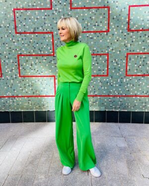 Jane Moore Instagram - When my hair starts to look like spaniel’s ears I know it’s time for a trim. My hair is fine but there’s loads of it so poor old @nando.magusimoes was scissoring away for ages to get it back in to shape. But voila (swipe) I’m short and sharp again and best of all I don’t have to brush it. I just ruffle it up with my fingers and it falls in to place. Today’s @loosewomen outfit is trousers from @me_andem and fine knit jumper by @massimodutti @daisylawstyle @mothershoppers @richardwardhair