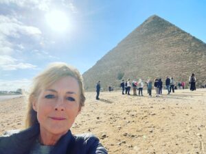 Jane Moore Instagram - So…I arrived in Egypt but unfortunately my luggage didn’t. And there’s still no sign of it. So if anyone reading this works for @egyptair or knows someone who does, could they take a look at @heathrow_airport and see if there’s a little black suitcase on its lonesome? Not least because my HRT is in it! 😂 😬😬Thank you! #pyramids #egypt #oneoutfitfortwoweeks #hrt