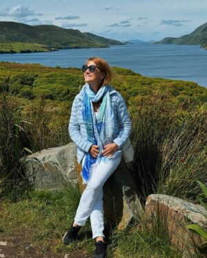 Jane Seymour Instagram - Basking in the sun and admiring the picturesque view around me. 🤩 Nature’s beauty is a gentle reminder of the hope and positivity that surrounds us every day. ⛰️💛 Cherishing these tranquil moments that fill me with joy and serenity. Happy #OpenHeartsSunday, what’s something you can do today to experience some joy?