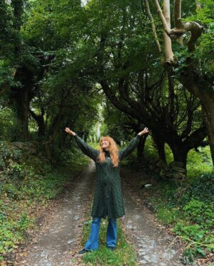 Jane Seymour Instagram - Like the trees that stretch toward the sun, we’re all reaching for something greater. 🌞🌲 ⁣
⁣
Happy #OpenHeartsSunday! This week remember to pause, breathe, and appreciate how far you’ve come. Growth isn’t just upward—it’s inward too. 🫶