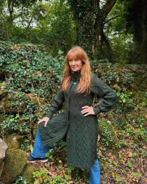 Jane Seymour Instagram - Turning over a new leaf and being one with nature! 😉🌳