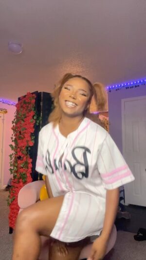 Ja'ness Tate Instagram - I pray you’re smiling today 🥰🌻 #janessmusic #dance #smile