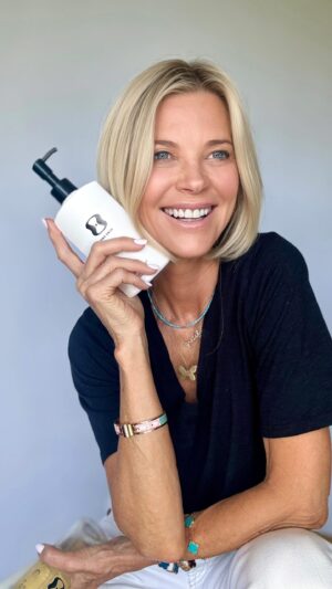 Janet Gunn Instagram - I wish I had discovered these products when I was younger! 
But no looking back, since I’ve been using these products, my skin has improved so much thanks to their proprietary peptide OS-01, which is the only peptide proven to reverse skin aging💫

OS-1 Body was the first product I tried, after six weeks, the improvements I saw in the skin on my arms and legs… I was impressed! The results were sooo good; that was all the motivation I needed. 

Now I use their entire product line as an integral part of my skincare routine to keep my skin looking and feeling youthful from head to toe.

OneSkin was developed by four female PhDs, all scientists who are passionate about skin longevity! 

What was their goal? Understanding the science behind how the skin ages, to target the root cause - senescent cells. 

What are senescent cells?  As we age, our skin accumulates these damaged cells -

These cells don’t die, instead they stop functioning normally and can actually cause inflammation. 

So, How does OneSkin’s OS-01 Peptide help? 

It targets and reduces senescent cells in the skin,  allowing healthy cells to produce more collagen and improve the skin barrier. 
Was it possible to reverse the biological age of my skin? Really??
Yes!🙌🏻 
 This isn’t just skincare; it’s a supplement for your skin.
OneSkin really is the future of skincare, and I’m so excited to be a part of it.
#oneskinpartner #oneskin