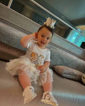 Janette Manrara Instagram - I have loads of memories to share w/ you all from our little getaway, plus some VERY useful holiday tips for travelling w/ a little one that I learnt along the way. 
But this was too sweet to not share ASAP! The crown, onesie, and skirt are all from @georgiebellesboutique They make really beautiful items that were perfect for this special occasion, and comfortable enough that Lyra actually kept it on! Haha! #iykyk 🫶🏼

Thanks @mumandme_app for the introduction! 

#babycrown #birthdayoutfit #georgiebellesboutique #littleprincess #littlelady #toocute #gifted
