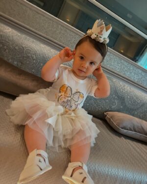 Janette Manrara Instagram - I have loads of memories to share w/ you all from our little getaway, plus some VERY useful holiday tips for travelling w/ a little one that I learnt along the way. 
But this was too sweet to not share ASAP! The crown, onesie, and skirt are all from @georgiebellesboutique They make really beautiful items that were perfect for this special occasion, and comfortable enough that Lyra actually kept it on! Haha! #iykyk 🫶🏼

Thanks @mumandme_app for the introduction! 

#babycrown #birthdayoutfit #georgiebellesboutique #littleprincess #littlelady #toocute #gifted