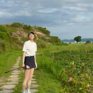 Jang Ga-hyun Instagram - 골프 언제 늘어요???🤨
#오개월차 #뱀찾기게임