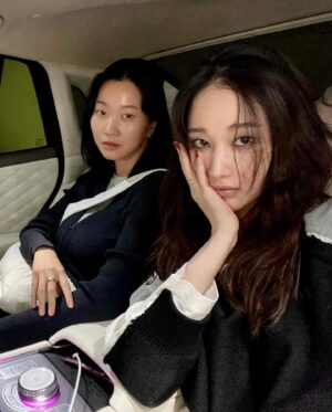 Jang Yoon-ju Instagram - 꾸준히 무대를 올리는 정민오빠!!! 멋지다!! 👍🏻
관객들은 한마음이 되어 기립박수를 보냈다! 
배우들의 진심 연출가의 쇼적인 미장센 의상까지 
다 좋았다. 🍷🖤 #맥베스 #황정민 #국립극장 

나는 무대라는 판타지를 좋아한다. 
연극이 좋아지는 요즘. 종서와 함께 !