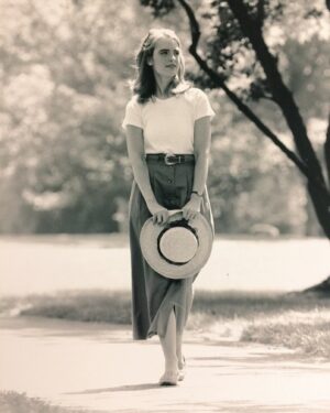 Janice Dean Instagram - I’ve always loved hats.

PS: My hubs just told he’s never seen this picture before!  It was taken in the early 90’s when I tried to model but missed food too much. I think you could put a thought bubble over my head 💭 that says: “I can’t wait til this is over so I can finally eat a cheeseburger.”