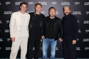 Janina Uhse Instagram - Kurz Schnappatmung bekommen wegen dieses 🔥-Casts bei der Premiere auf dem Filmfest München!

Spieleabend, ab 12. Juli, nur auf Netflix.