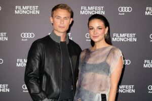 Janina Uhse Instagram - Kurz Schnappatmung bekommen wegen dieses 🔥-Casts bei der Premiere auf dem Filmfest München!

Spieleabend, ab 12. Juli, nur auf Netflix.