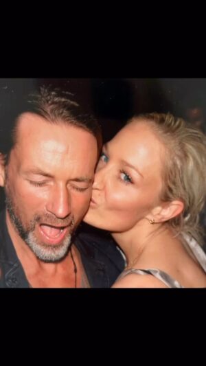Janine Kunze Instagram - Du weißt, was ich für ein Chaos sein kann, wie unmöglich es manchmal ist, mich zu verstehen und anstrengend, an meiner Seite zu sein. 
Ich kann nur erahnen, wie schwer es manchmal sein muss, mich zu lieben, aber dass tust Du seit über 22 Jahren !
Liebe bedeutet nicht, immer glücklich und total verliebt durch das Leben zu tanzen, denn das ist pure Fantasie. 
Liebe bedeutet, in guten, wie in schlechten Tagen dass Leben gemeinsam zu bestreiten. 
Liebe bedeutet, dass es die Mühe wert ist und Liebe bedeutet, dass es immer das Richtige ist ! 
Happy anniversary ! 
Love you to the moon and back ! 
#anniversary #liebemeineslebens #wir #family