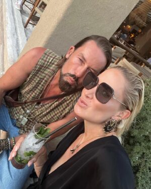Janine Kunze Instagram - 21 Jahre ! 

Die Welt ist nicht ruhig, sie steht nicht still, gibt keine Ruhe und keine Luft.
Nichts ist mehr federleicht, sorglos. In dieser Welt, in der nichts mehr sicher scheint, beschützt Du mich, hältst Du mich, gibst Ruhe und achtest auf mich. Du bist trotz jedem Sturm, auch wenn ich ihn heraufbeschworen habe, an meiner Seite, lässt meine Hand nicht los, bist mein Lachen, wenn mir nur zum Weinen ist. Du machst es hell, wenn ich mich im Dunkeln fürchte und bist mein Fels in der Brandung. Du bist meine Vernunft, wenn ich mal wieder durchdrehe und mein Halt, wenn ich falle. Das Leben muss nicht immer federleicht sein, aber Du machst es leicht und schön und wunderbar ! Danke ! ♥️
#liebe #hochzeitstag #felsinderbrandung
