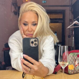 Janine Kunze Instagram - Done for today 🎉
Nein, dass ist nicht (!) mein Prosecco 😉 !
#readyfor #tiredbuthappy #noprosecco
