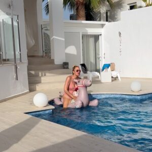 Janine Kunze Instagram - Finally ! Aber der Weg hierher war kein leichter (swipe nach links) 😂 ! 
Und ja, ich weiß : 2 Kamele…🎉
#pooltime #instastress #derweg #kamele
