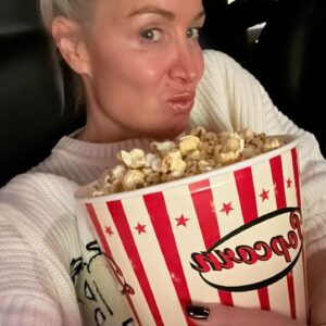 Janine Kunze Instagram - Ihr Lieben, 
sooo viele Nachrichten, Fragen : 
Alles gut ?! Kein Weihnachtsgruss ?! 
Ihr habt recht ! Sorry, hier ist er : 
Von ganzem ♥️en hoffe ich, dass Ihr ein phantastisches, liebevolles, feucht-fröhliches Weihnachtsfest im Kreise Eurer Liebsten feiern konntet ! Ich habe doch tatsächlich ganze 3 Tage spontane Handyauszeit genommen 🤷‍♀️. 
3 Tage Familie, Freunde, Essen, Trinken, lachen, heftig diskutieren, auch mal laut sein, kuscheln, ungeschminkt im Jogger ins Kino, 🍿 bis der Arzt kommt, DVD Abende, Altenberger Märchenwald mit Pommes & Waffeln und und und ! 
Keine schlimmen, traurigen Nachrichten, kein nach rechts- und links schauen….und es war herrlich ! 
Ich wünsche Euch und mir für 2024 mehr solcher befreienden Momente, denn wenn wir uns wieder mehr auf das Wesentliche, dass wirklich Wichtige und Existenzielle konzertieren, wird diese Welt sicher wieder ein besserer Ort ! Zu oft verlieren wir alle derzeit die Orientierung und Bodenhaftung und genau diese Eigenschaften sollten wir uns wieder zurückholen !
Habt Euch lieb ! Jeden Tag, zu jeder Stunde, jeder Minute ! 
Erst, wenn wir das Leben lieben, dass wir haben, können wir jenes erschaffen, welches wir uns erträumen ! 
Irgendwann wird es wieder gut ! Daran glaube ich ! ♥️
#alleswirdgut #detox #liebeliebeliebe #familyfirst