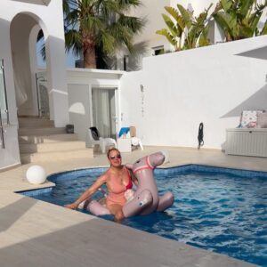 Janine Kunze Instagram - Finally ! Aber der Weg hierher war kein leichter (swipe nach links) 😂 ! 
Und ja, ich weiß : 2 Kamele…🎉
#pooltime #instastress #derweg #kamele