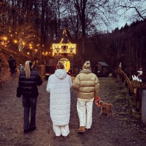 Janine Kunze Instagram - Ihr Lieben, 
sooo viele Nachrichten, Fragen : 
Alles gut ?! Kein Weihnachtsgruss ?! 
Ihr habt recht ! Sorry, hier ist er : 
Von ganzem ♥️en hoffe ich, dass Ihr ein phantastisches, liebevolles, feucht-fröhliches Weihnachtsfest im Kreise Eurer Liebsten feiern konntet ! Ich habe doch tatsächlich ganze 3 Tage spontane Handyauszeit genommen 🤷‍♀️. 
3 Tage Familie, Freunde, Essen, Trinken, lachen, heftig diskutieren, auch mal laut sein, kuscheln, ungeschminkt im Jogger ins Kino, 🍿 bis der Arzt kommt, DVD Abende, Altenberger Märchenwald mit Pommes & Waffeln und und und ! 
Keine schlimmen, traurigen Nachrichten, kein nach rechts- und links schauen….und es war herrlich ! 
Ich wünsche Euch und mir für 2024 mehr solcher befreienden Momente, denn wenn wir uns wieder mehr auf das Wesentliche, dass wirklich Wichtige und Existenzielle konzertieren, wird diese Welt sicher wieder ein besserer Ort ! Zu oft verlieren wir alle derzeit die Orientierung und Bodenhaftung und genau diese Eigenschaften sollten wir uns wieder zurückholen !
Habt Euch lieb ! Jeden Tag, zu jeder Stunde, jeder Minute ! 
Erst, wenn wir das Leben lieben, dass wir haben, können wir jenes erschaffen, welches wir uns erträumen ! 
Irgendwann wird es wieder gut ! Daran glaube ich ! ♥️
#alleswirdgut #detox #liebeliebeliebe #familyfirst