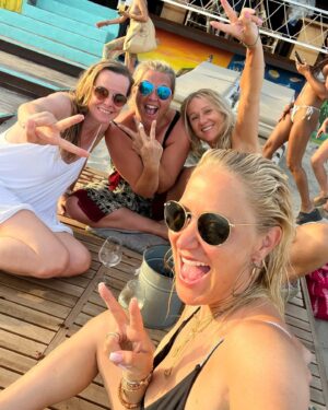 Janine Kunze Instagram - Meeting friends @jockeyibiza 🩵
#friendship #atthebeach #soundnichtanders