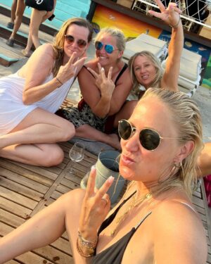 Janine Kunze Instagram - Meeting friends @jockeyibiza 🩵
#friendship #atthebeach #soundnichtanders