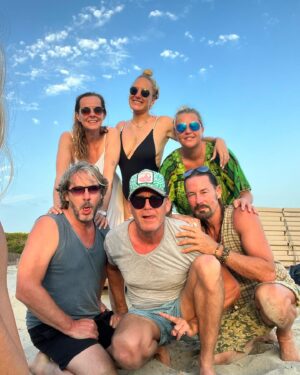 Janine Kunze Instagram - Meeting friends @jockeyibiza 🩵
#friendship #atthebeach #soundnichtanders