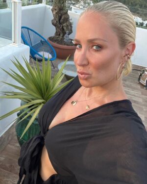 Janine Kunze Instagram - Zurück auf meiner geliebten Insel und sooo happy 💖
#ibiza #happyme #thankgod