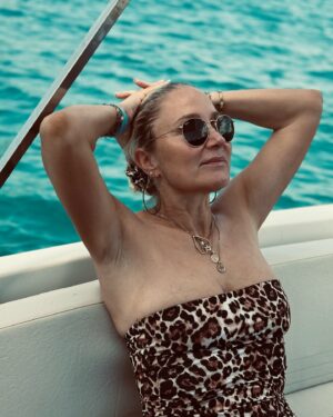 Janine Kunze Instagram - We age not by years, but by Stories.

Zugegeben, die 50 hat mir doch etwas mehr Angst gemacht, als ich es zuvor gedacht hatte.
Nicht ausschließlich aufgrund von Oberflächlichkeiten und des körperlichen Alterungsprozesses, sondern 
vielmehr, weil ich  das Leben liebe und nicht  gerne loslassen mag von unbeschwerten, leichten Momenten.
Ich würde lügen, wenn es nicht auch aufgrund des Veränderungsprozesses des Körpers, dass das Altern mit sich bringt, schmerzt, denn den erleben wir alle  schließlich auch zum ersten Mal. Alles neu…
 Daran muss auch ich mich erstmal gewöhnen 😅

Doch auch wenn ich mich im Geist jung fühle, bin ich dankbar und seelig, dass mein Körper mich gesund durch das Leben trägt; ich bin dankbar, gesund zu altern, dankbar über all die wundervollen Momente in jüngeren Jahren und dankbar über all das was ist und kommen wird ! 
Hoffentlich irgendwann dann auch mit mehr Gelassenheit und Zuversicht, das ist jawohl das Schöne am älter werden 🤷‍♀️😁 ! 
Ich fände es grossartig, wenn wir uns gegenseitig etwas Angst davor nehmen und uns Supporten ! ♥️

Was bedeutet älter werden für dich?

#ageisjustanumber #realtalk #womanthoughts #thoughtsoftheday #selflove #ibizabeach #styleithappy #fashionstyle #bikinistyle #bikiniallday #janinekunzeofficial #leolove