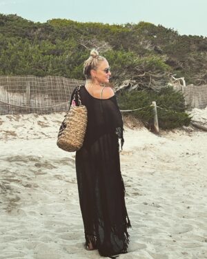 Janine Kunze Instagram - Am Meer zu sein, ist für mich eines der schönsten Gefühle der Welt. Ich fühle mich frei und lebendig, atme tiefer und intensiver und sauge das Leben noch mehr in mich auf. 
Findet Ihr nicht auch, dass das Leben ein bisschen ist, wie das Meer :
Manchmal ist es still, manchmal laut. 
Manchmal ist es wild, ein anderes mal ruhig, aber ganz egal, wie es gerade ist, es ist immer wundervoll ! 
Ich sende Euch die kraftvollsten Grüße von meinem Lieblingsort ! 🩵
#lieblingsort #meer #lebeleichter #atmen