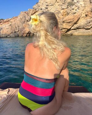 Janine Kunze Instagram - hr Lieben,
diese Bilder sind letzte Woche auf Ibiza entstanden. Ich hatte morgens ein Interview gegeben (ja, richtig gelesen, ich habe ab und zu ein bisschen gearbeitet 😉), indem es u.a. um Farben ging , und mich dann für diesen bunten Badeanzug entscheiden. Ich mag bunt, wenn ich auch meistens eher gedeckter unterwegs bin, aber ich mag bunt. Bunte Farben machen gute Laune, schieben das Grau  zur Seite und strahlen. Ein Spruch, den ich wirklich sehr mag, besagt : 
Unser Leben ist so bunt, wie wir es malen ! 
Stimmt ! Absolut richtig ! 
Und wisst Ihr was ?! 
Ich will es bunt und meine Lieblingsfarbe ist ab sofort BUNT 🍭
#bunt #farbenfroh #daslebenistbunt