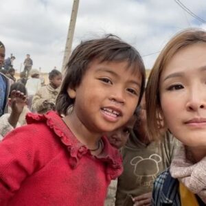 Janis Chan Instagram - 呢站黎到非洲 - 馬達加斯加🇲🇬
第一次黎，呢度小朋友教我講咗句 「sala」
好似係「hello」咁解 😀

#無窮之路4
#用兩個月拍七個國家
#第六國
#非洲
#馬達加斯加
#madagascar