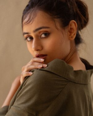 Janki Bodiwala Instagram - Dreaming with my eyes wide open.💭

Click- @maulikpatel.me 
Hair and makeup- @evara_099 
Style by- @fasionate_ 
Curated- @avanisoni18