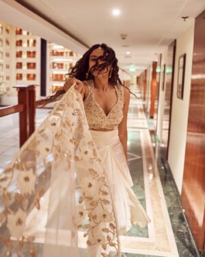 Janki Bodiwala Instagram - Deep gratitude to the Ambani Parivar for making us part of Anant and Radhika’s grand ceremony. A truly memorable evening💫 #arweddingcelebrations 👩🏻‍❤️‍👨🏻

Capturing the magic of a blissful evening😃✨